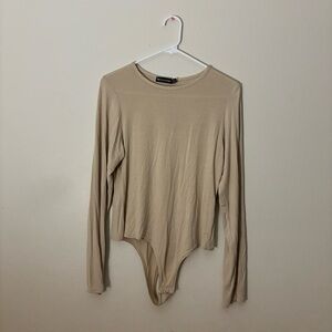 PrettyLittleThing Tan Basic Stone Crew Neck Long Sleeve Bodysuit
